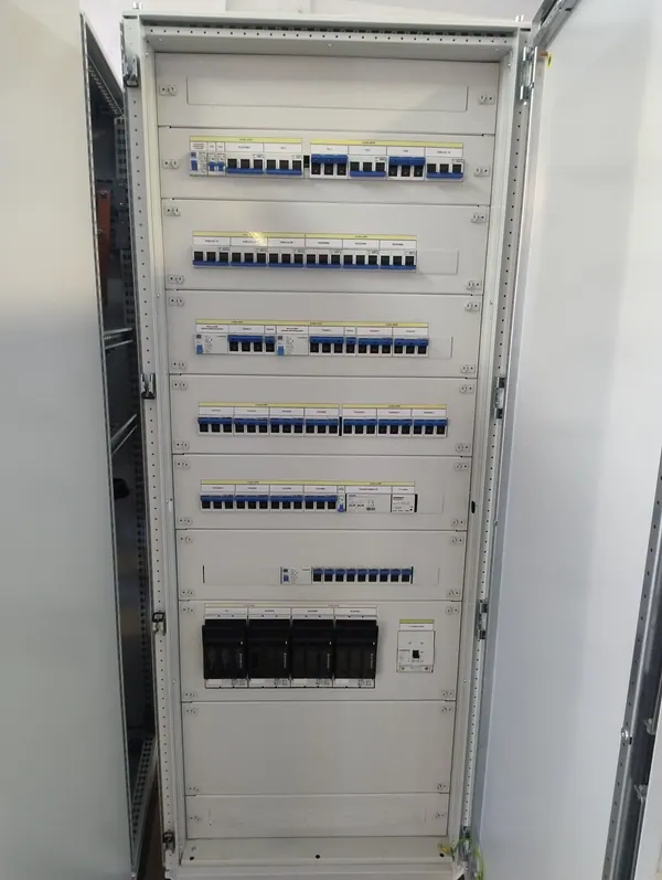 Front z opisanymi obwodami. Każdy odpływ opisany zgodnie z projektem; rozłączniki Jean Müller i osobny wyłącznik instalacji fotowoltaicznej.